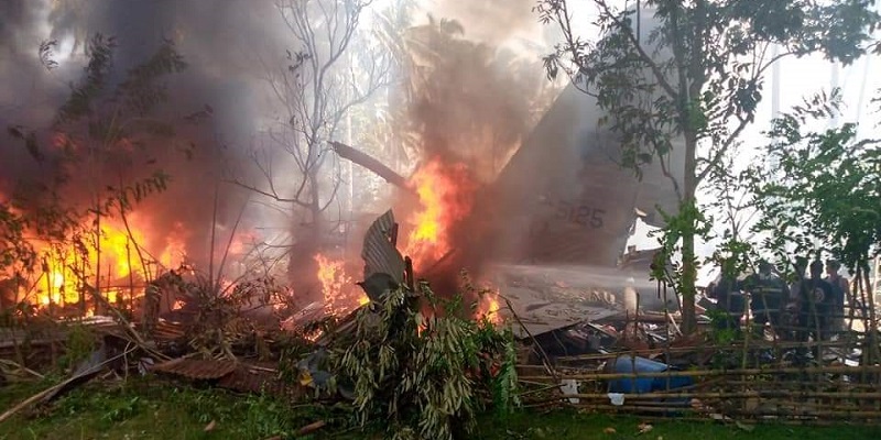 Pesawat C-130 Milik Militer Filipina Jatuh Dan Tebakar, 40 Orang Berhasil Diselamatkan