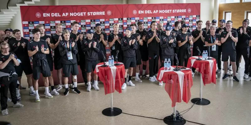 Pulang Dengan Kepala Tegak, Skuat Denmark Berterima Kasih Kepada Suporter