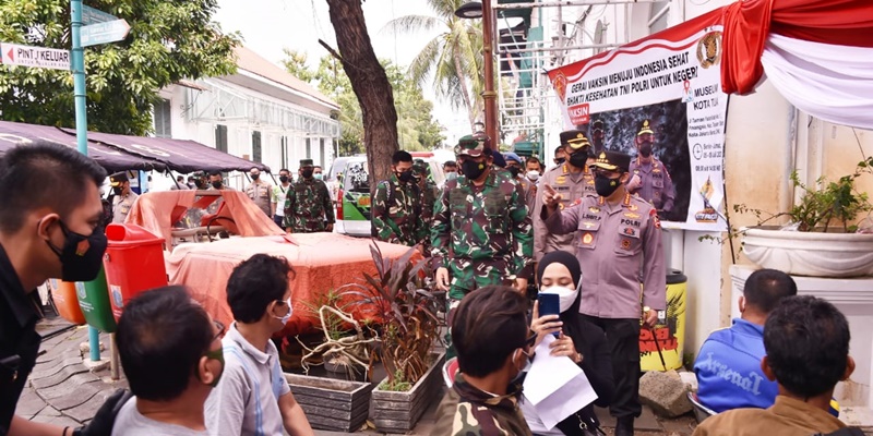 Tinjau Vaksinasi, Panglima TNI: Prokes Senjata Utama Menangkal Corona