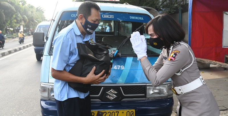 Polwan Korlantas Polri Bagikan Sembako Kepada Warga Di Wilayah PPKM Darurat