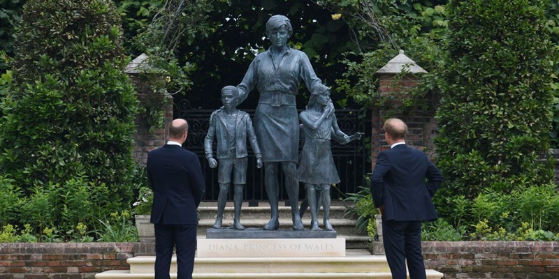 Lupakan Perselisihan, Pangeran William Dan Harry  Terlihat Akrab Saat Resmikan Patung Putri Diana