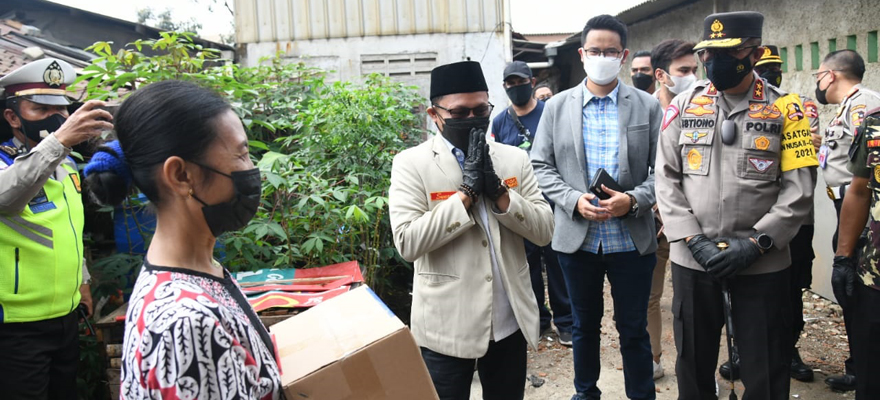 Bersama Pemuda Muhammadiyah Dan Banser, Kakorlantas Bagikan Sembako Kepada Pemulung Di Pulo Gadung
