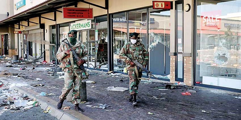 Aparat Tambah Pasukan Menjadi 25.000 Untuk Amankan Kerusuhan Di Dua Wilayah Afrika Selatan,  Warga: Saya Menangis
