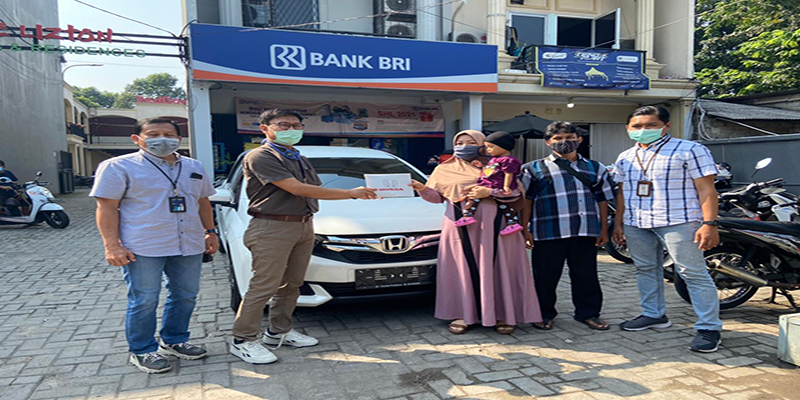 BRI Tanjung Duren Serahkan Grand Prize Mobil ke Pemenang Panen Hadiah Simpedes