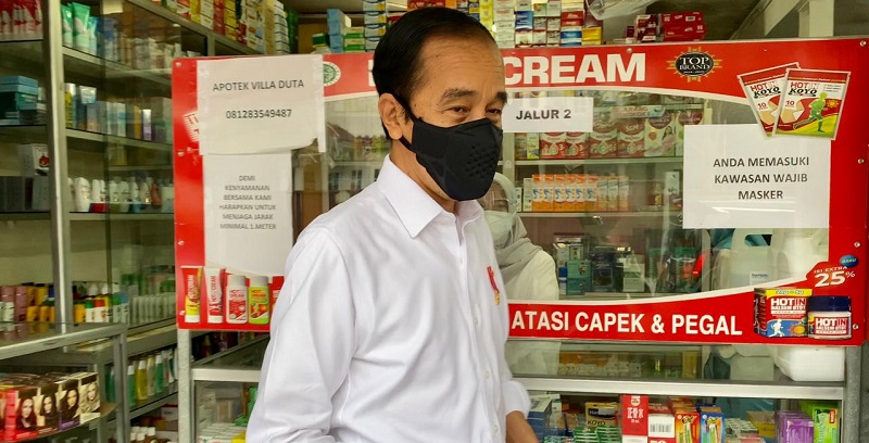 Bukan Cuma Ke Rumah Warga, Jokowi Juga Blusukan Ke Apotek