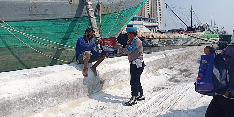 Polisi Bergerak Bagikan Bansos, Sasar Buruh Pelabuhan