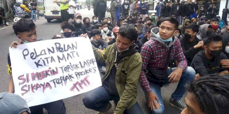 Perpanjangan PPKM Darurat Dianggap Merugikan, Ratusan Massa Gelar Unjuk Rasa Di Balaikota Bandung
