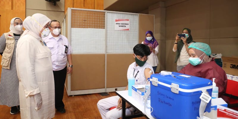 Menaker Ida Fauziyah Bersyukur Vaksinasi Gotong Royong Di Karawang Berjalan Lancar