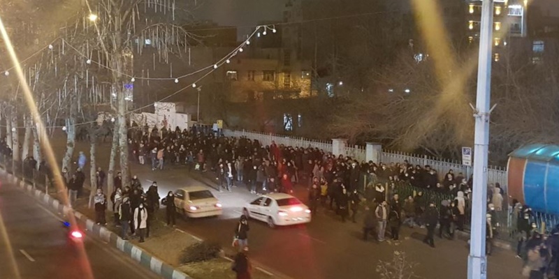 Sering Mati Listrik, Warga Iran Demo Teriak "Matilah Khamenei!"