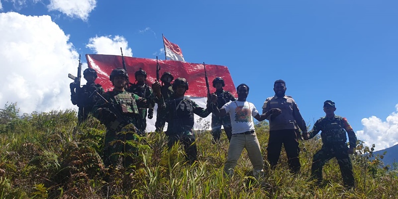 Pembuatan Tugu Merah Putih di puncak Gunung Ligimba, Distrik Kanggime, Tolikara, Papua/Ist