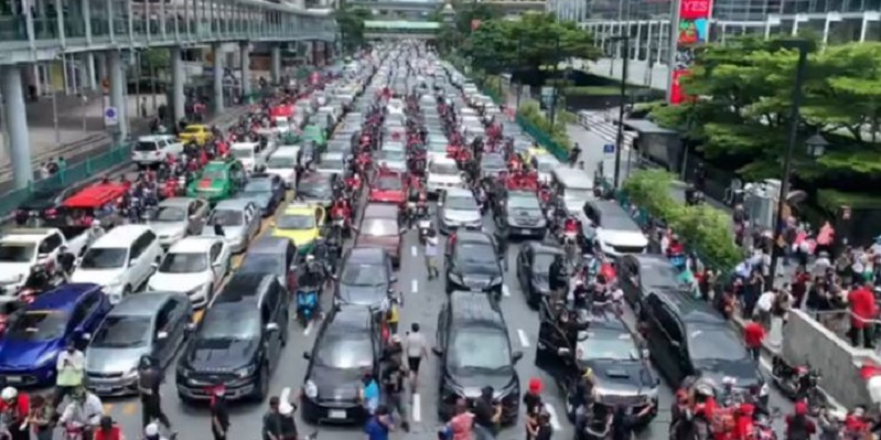Protes Lockdown Diperpanjang, Ribuan Mobil dan Motor Banjiri Jalan-jalan di Thailand