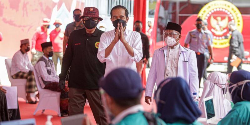 Vaksinasi <i>Door To Door</i> di Cirebon, Jokowi Apresiasi Kerja Keras BIN