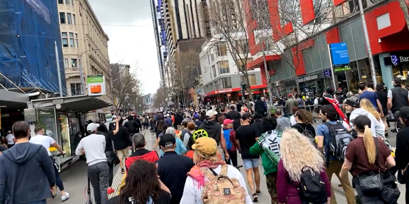 Dua kota Besar Australia Dikepung Ribuan Massa Anti-Lockdown, Polisi Semprot Pendemo dengan Merica