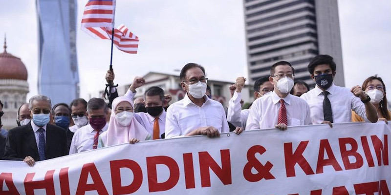 Kumpul di Dataran Merdeka, Anwar Ibrahim dan Mahathir Mohamad Bawa Spanduk: Muhyiddin Turun
