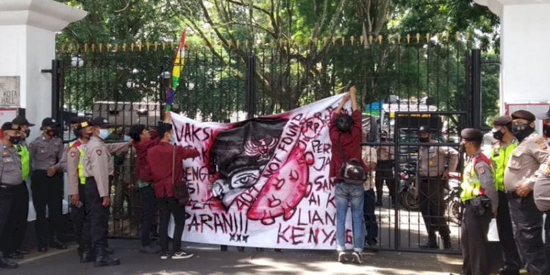Mahasiswa Geruduk Pemkot Bandung Tolak Perpanjangan PPKM