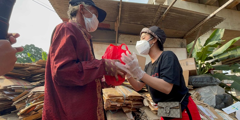 Gandeng Dewi Perssik, Baikhati Salurkan Paket Sembako ke Kampung Pemulung