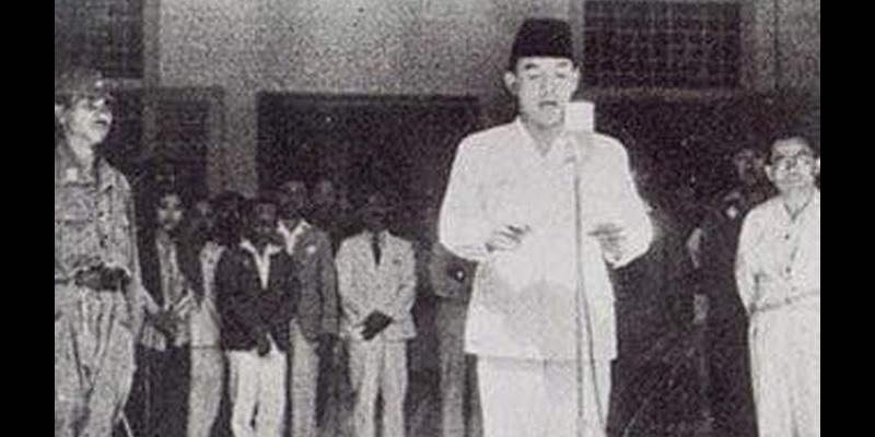 Pembacaan naskah Proklamasi Kemerdekaan oleh Bung Karno didampingi Bung Hatta, 17 Agustus 1945./Ist
