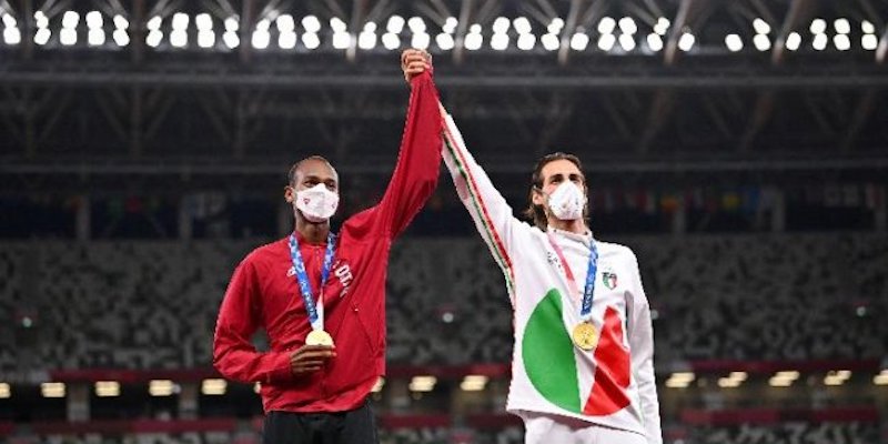 Mutaz Essa Barshim dari Qatar (jaket merah) dan Gianmarco Tamberi dari Italia (jaket putih) saat sama-sama menerima medali emas Olimpiade Tokyo/Net