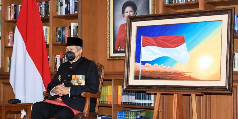 Kenakan Pakaian Adat Teluk Belanga, SBY Pamer Lukisan Baru