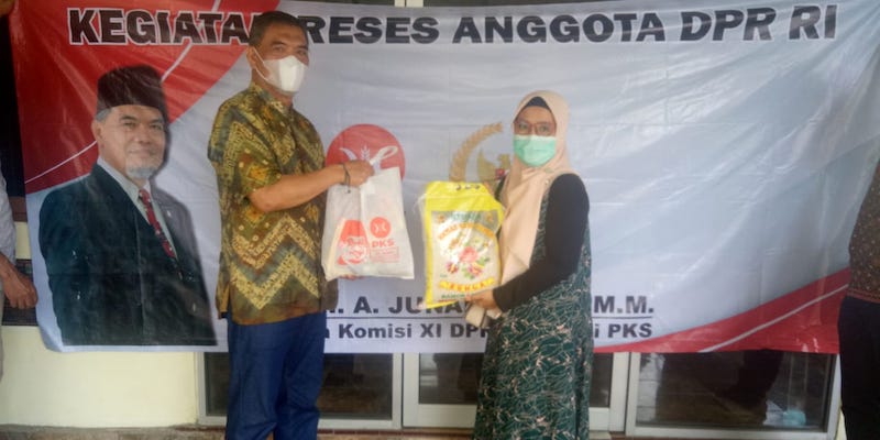 Junaidi Auly Bagikan Paket Sembako Saat Reses di Lampung Tengah