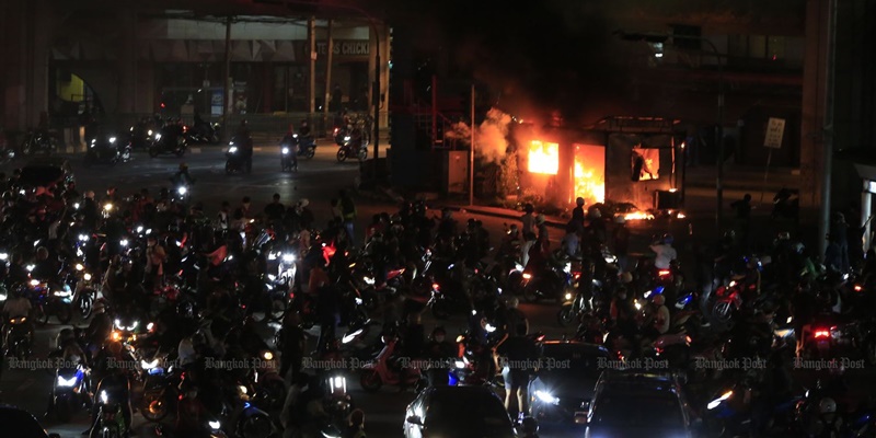 Konvoi Mobil dan Sepeda Motor di Bangkok Berakhir Ricuh, Dua Pos Polisi Dibakar Massa