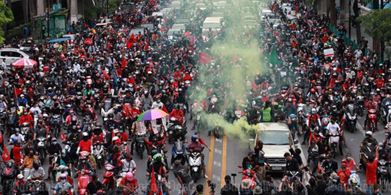 Bangkok Dibanjiri Konvoi Kaos Merah, Ribuan Kendaraan Serempak Bunyikan Klakson Tuntut Prayut Chan-ocha Mundur