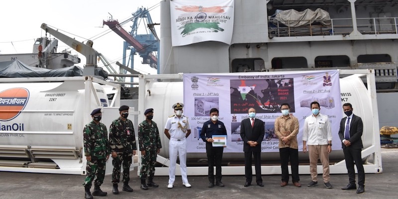 Duta Besar India untuk Indonesia, Manoj Kumar Bharti, menyerahkan bantuan kemanusiaan kepada Kementerian Kesehatan yang diwakili Plh. Kepala Pusat Krisis Kesehatan Dr. Sumarjaya./RMOL