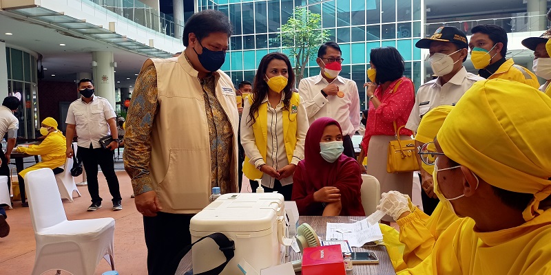 Tinjau Vaksinasi Di Jaksel, Airlangga Hartarto: Melalui <i>Yellow Clinic</i>, Partai Golkar Sudah Vaksinasi 200 ribu Orang