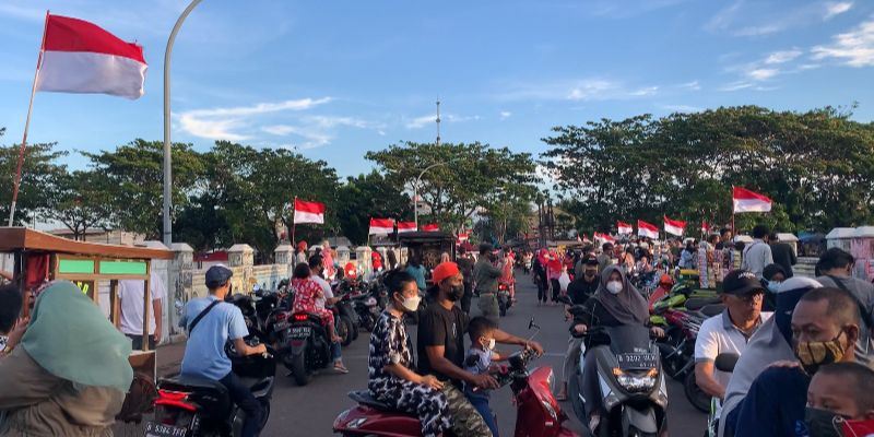 Peringati Kemerdekaan Indonesia, Ratusan PKL di BKT Kibarkan Merah Putih di Gerobaknya