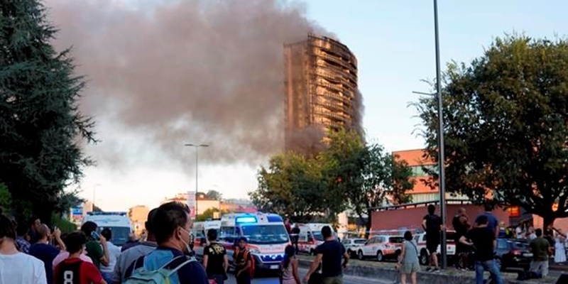 Gedung Apartemen 20 Lantai di Italia Ludes Dilalap Api, Penghuni Berhasil Dievakuasi