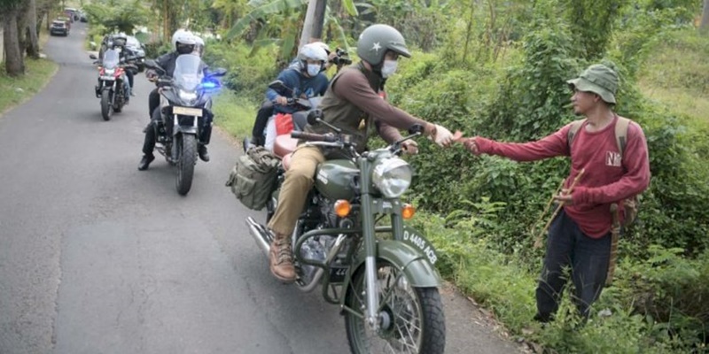 Kompak, Ridwan Kamil dan Istri Naik Motor Menyusuri Pedesaan Bagikan Sembako