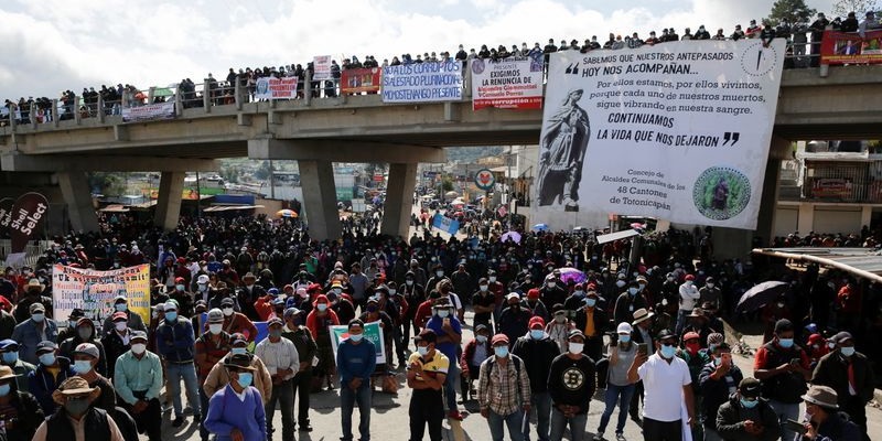 Petinggi Komisi Anti-Korupsi Dipecat, Warga Guatemala Kompaks Paksa Presiden Giammattei Mundur