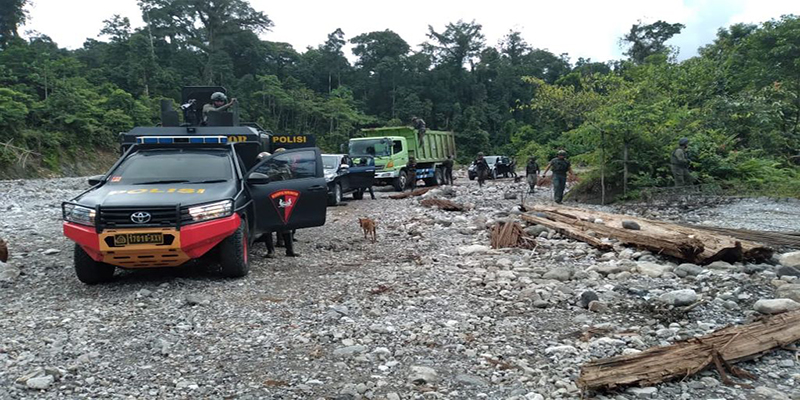 Proses evakuasi 11 karyawan PT IndoPapua/Ist