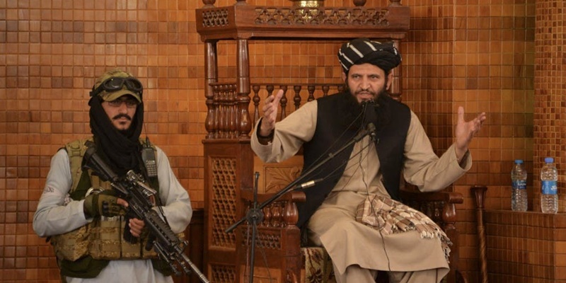 Shalat Jumat Pertama di Afghanistan Setelah Jatuhnya Kabul, Pengkhutbah Diapit Pasukan Bersenjata Taliban