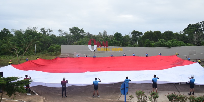 TNI Bentangkan Bendera Merah Putih Raksasa di Titik 0 Km Merauke