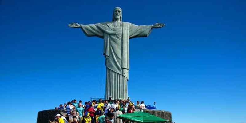 Nekat Nongkrong di Atas Patung Yesus Ikonik di Rio de Janeiro, Dua Pelancong Prancis Ditangkap Aparat Brasil