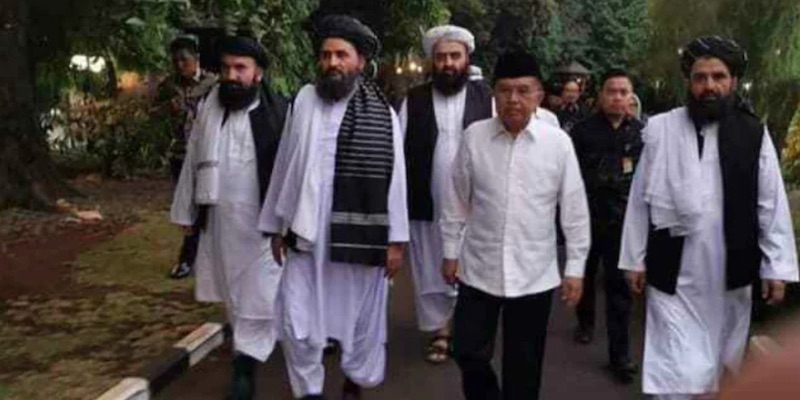 JK dalam pertemuan dengan pemimpin Taliban di Jakarta, 2019.
