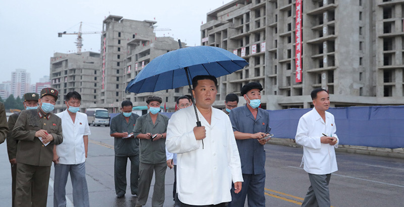 Kim Jong Un Kunjungi Proyek Hunian Lahan Miring di Tepi Sungai Pothong
