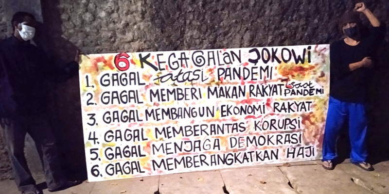 Mural dalam papan yang berisi enam kegagalan Presiden Joko Widodo yang dipasang di kawasan Cikini, Jakarta Pusat/Ist