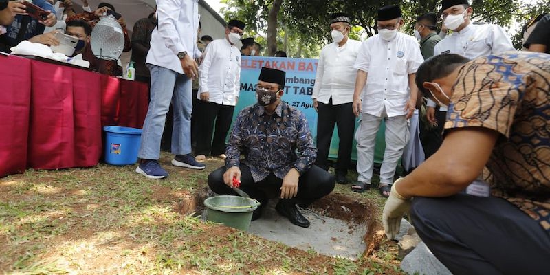 Gubernur DKI Jakarta Anies Baswedan meletakkan batu pertama pembangunan Masjid At Tabayyun di Taman Villa Meruya, Jakarta Barat, Jumat (27/8)./RMOL
