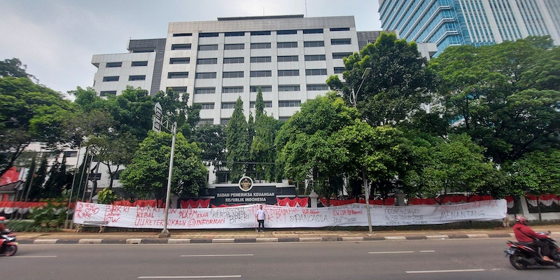 Bentangkan Spanduk di Gedung BPK, BEM Nusantara Ingin Dugaan Dana Hibah Asing ICW Diusut