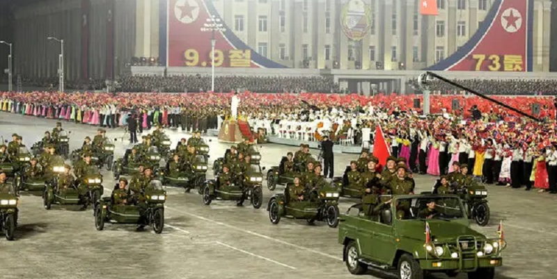 Berkumpul di Kim Il Sung Square, Warga Korut Bersorak-sorai Rayakan Hari Jadi ke-73