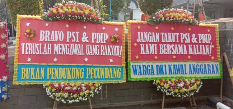 Rakyat Susah, Pendukung PSI dan PDIP Malah Banjiri DPRD Jakarta dengan Karangan Bunga