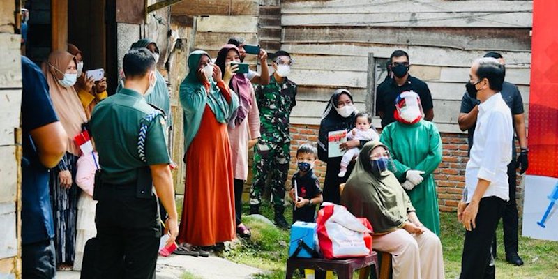 Bersama Budi Gunawan, Jokowi Pantau Langsung Vaksinasi <i>Door to Door</i> di Aceh Besar