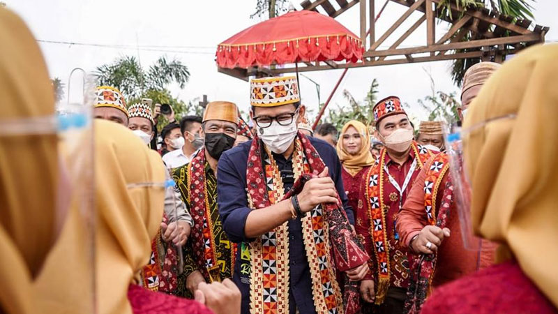 Menteri Pertama yang Berkunjung, Sandiaga Uno Disambut Antusias Warga Desa Rigis Jaya
