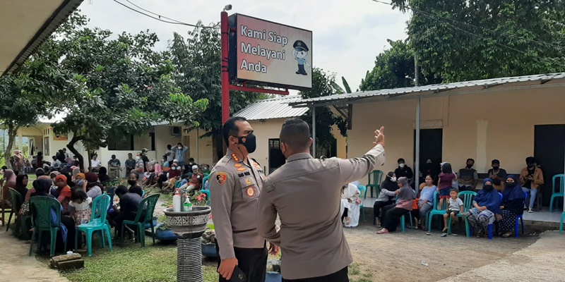 Dirreskrimum Polda NTB, Kombes Hari Brata meninjau vaksinasi di Mako Polsek Gunung Sari Polres Kota Mataram/Ist