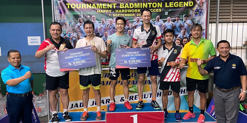 Ketua Komisi Pemberantasan Korupsi (KPK), Firli Bahuri, berpasangan dengan pebulutangkis nasional, Alvent Yulianto Chandra (kiri) menempati juara kedua dalam Tournament Badminton Legend/RMOL