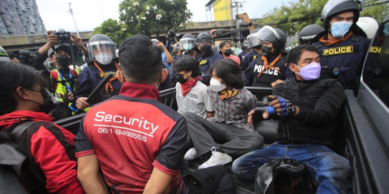 Rusak Properti Negara, Belasan Demonstran Anti Pemerintah Diringkus Polisi Thailand