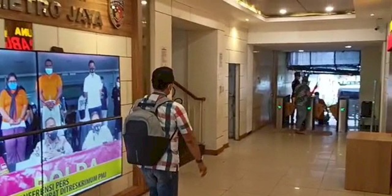 Kalapas Tangerang Tiba di Polda Metro Jaya untuk Diperiksa Kasus Kebakaran Lapas