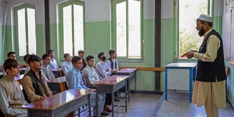 Siswa dan guru laki-laki di Afghanistan diizinkan kembali melanjutkan aktivitas di sekolah pada 18 September 2021/AFP